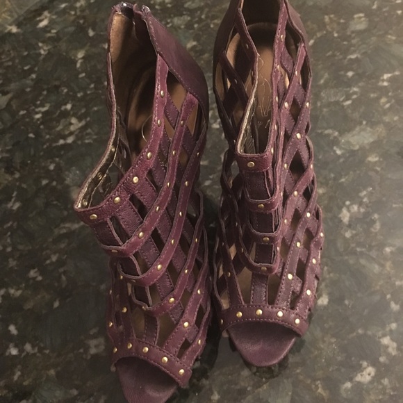 Size 8 1/2 heels - Picture 1 of 8